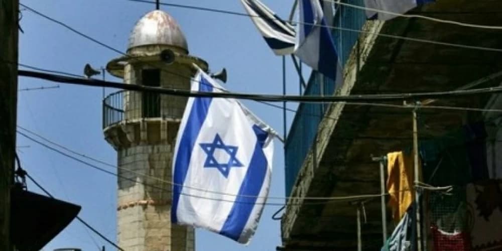 قانون حظر الأذان: أداة جديدة في تهويد الفضاء الإسلامي الفلسطيني