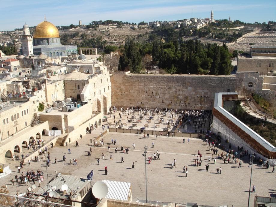 المسجد الأقصى موصد.. وساحة حائط البراق مفتوحة للتدنيس!