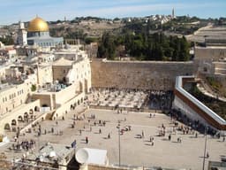 المسجد الأقصى موصد.. وساحة حائط البراق مفتوحة للتدنيس!