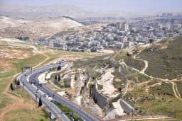 من الحدائق إلى مكبات النفايات: قراءة في تمدد البنية التحتية الاستيطانية في القدس